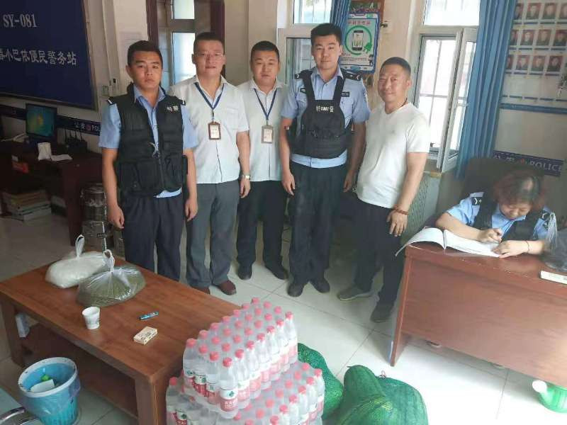 1564545223967707.jpg 圖為:農(nóng)貿(mào)市場治安辦慰問警務(wù)室_副本.jpg