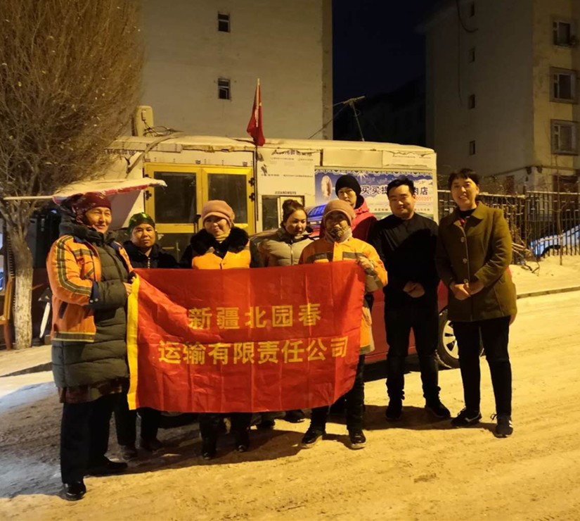 1575451149426328.jpg 運輸公司志愿服務(wù)隊凌晨與城市美容師合影_副本.jpg