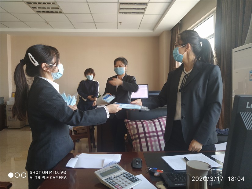 1585714787120815.jpg 圖為:集團(tuán)公司為員工發(fā)放口罩_副本.jpg