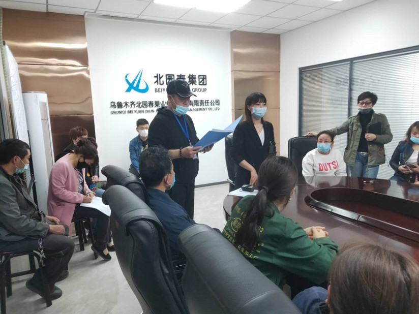 1591072723751254.jpg 圖為:北園春市場(chǎng)開展疫情防控知識(shí)講座_副本.jpg