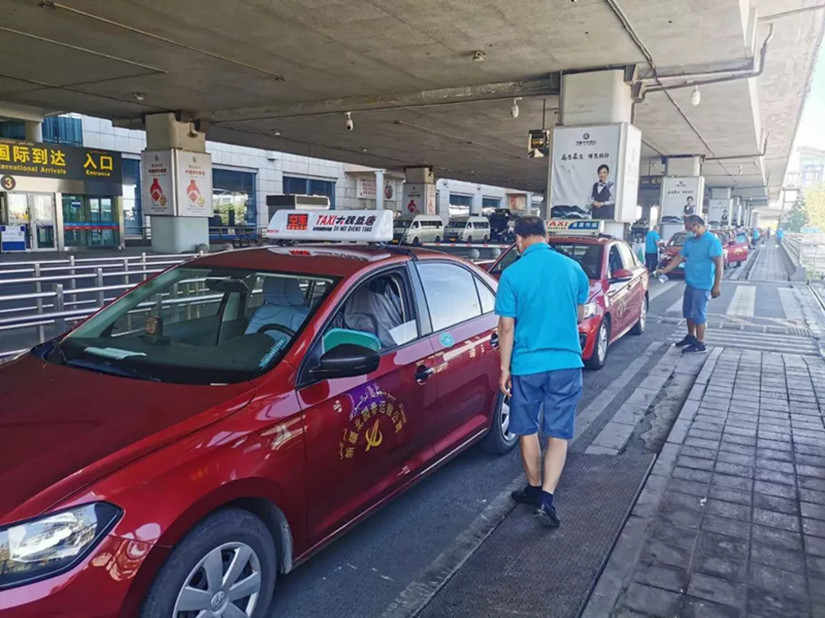 1601436395746556.jpg 圖為:北園春車(chē)隊(duì)出租車(chē)進(jìn)行消殺工作_副本.jpg