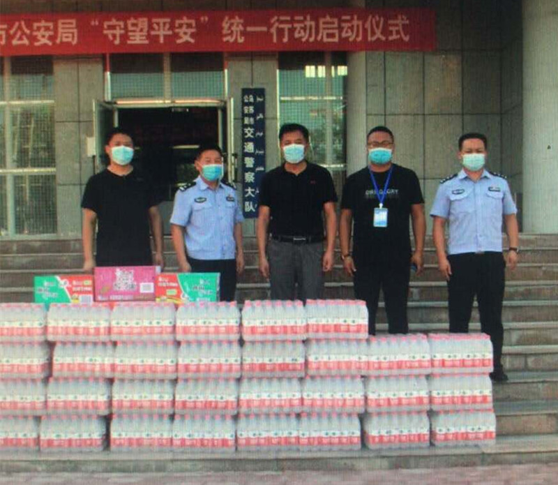 1601437070546075.jpg 圖為:烏蘇北園春市場慰問交警大隊(duì)_副本.jpg