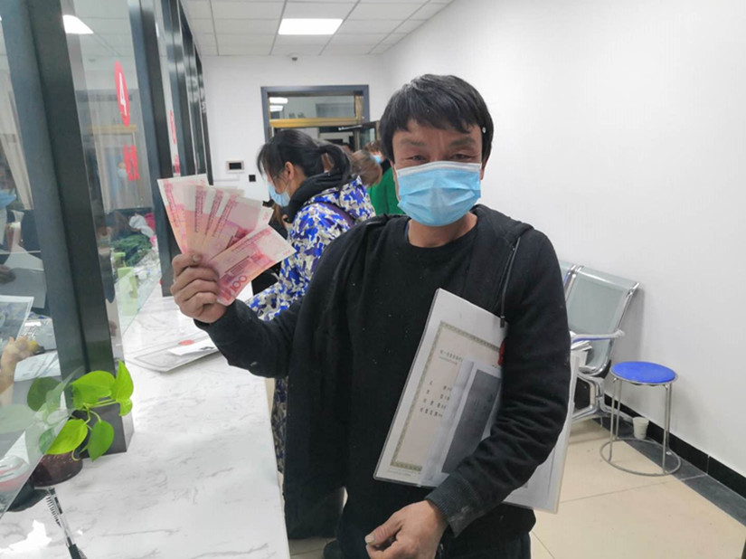 1604399457432798.jpg 圖為:商戶領(lǐng)到補(bǔ)助金現(xiàn)場(chǎng)_副本.jpg