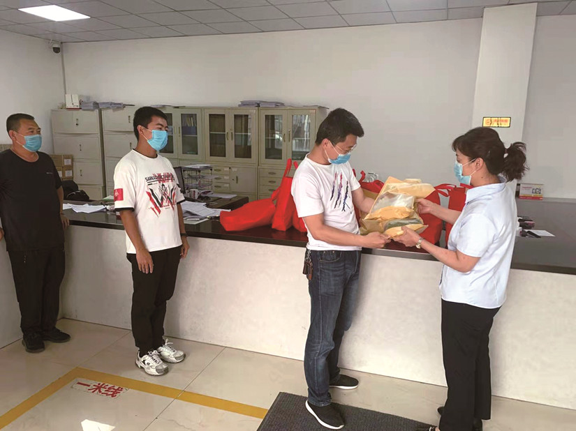1627959271599153.jpg 圖為:北園春集團(tuán)工會為員工發(fā)放酷暑福利_副本.jpg