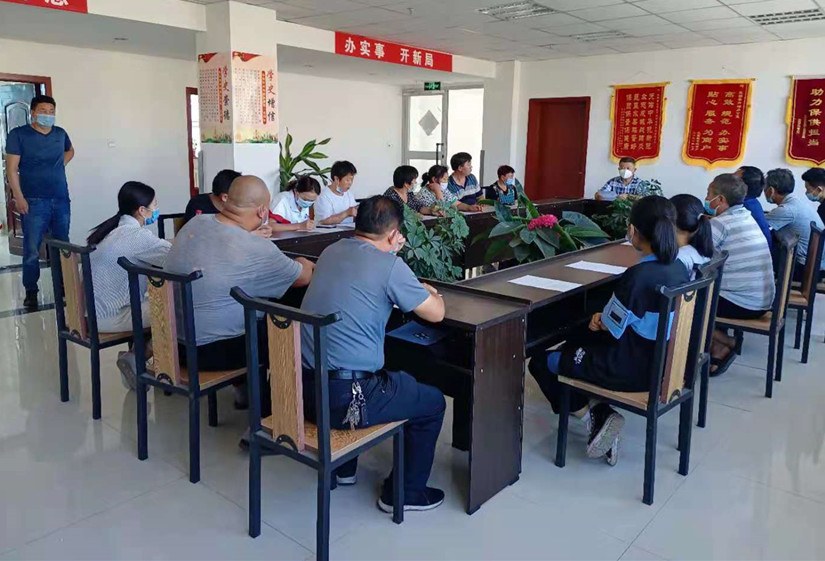 1630465906636407.jpg 圖為:烏蘇北園春市場為商戶培疫情防控知識_副本.jpg