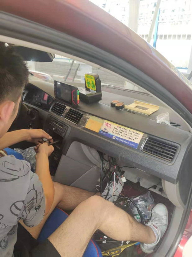 1630467791698525.jpg 圖為:運(yùn)輸公司安裝新款車載智能終端設(shè)備_副本.jpg