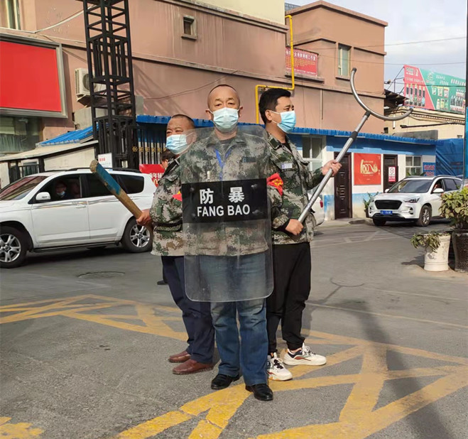 1632977783605897.jpg 圖為:副食市場“市場護(hù)區(qū)隊(duì)”在行動(dòng)_副本.jpg