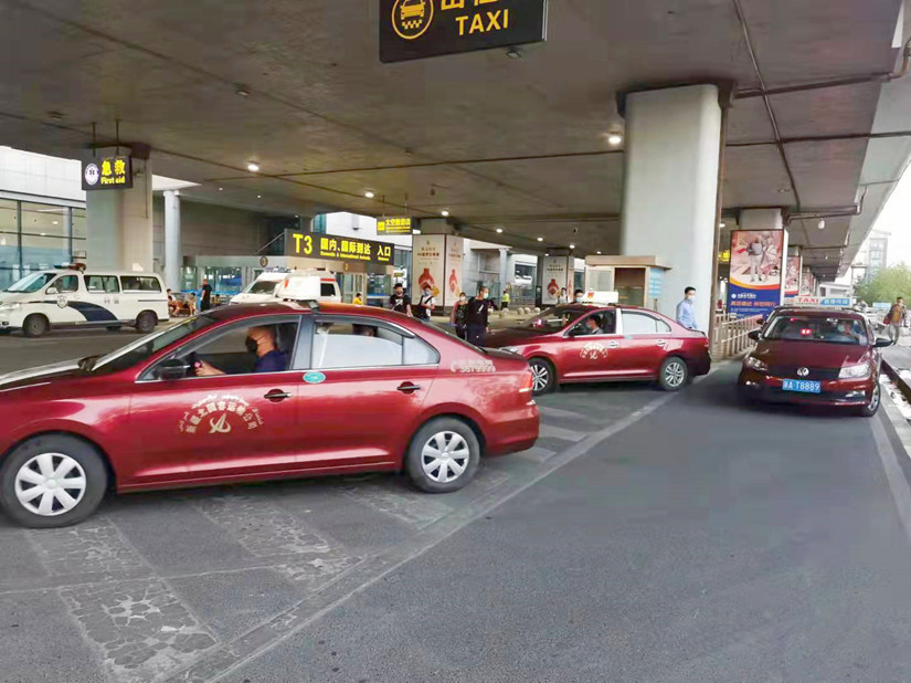 1632978991303068.jpg 圖為:運輸公司中秋佳節(jié)在機場保障運力_副本.jpg