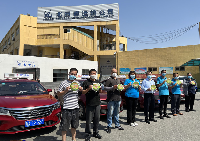 1657166373254819.jpg 圖為:運(yùn)輸公司組織愛心護(hù)航高考接送儀式啟動(dòng)_副本.jpg