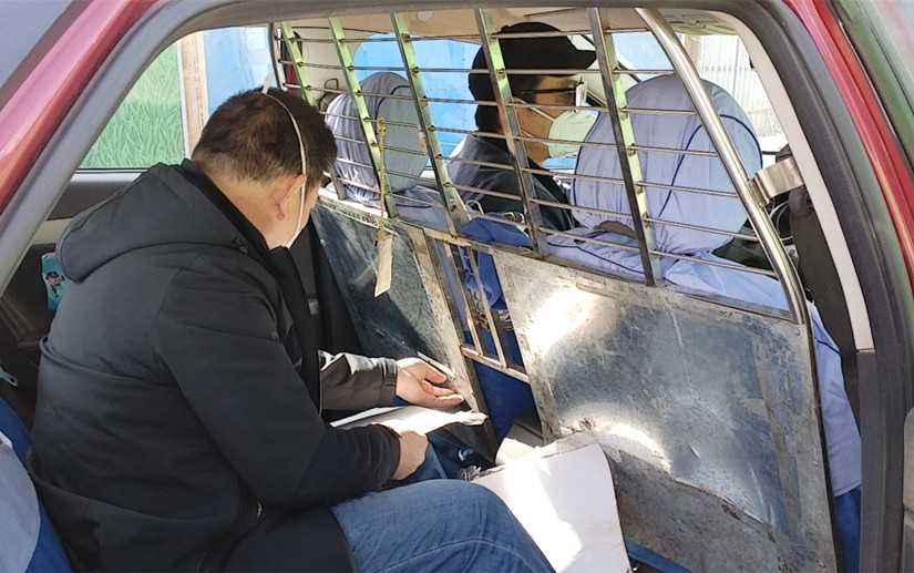 1680143748701186.jpg 圖為:運(yùn)輸公司管理人員上線路檢查車輛_副本.jpg