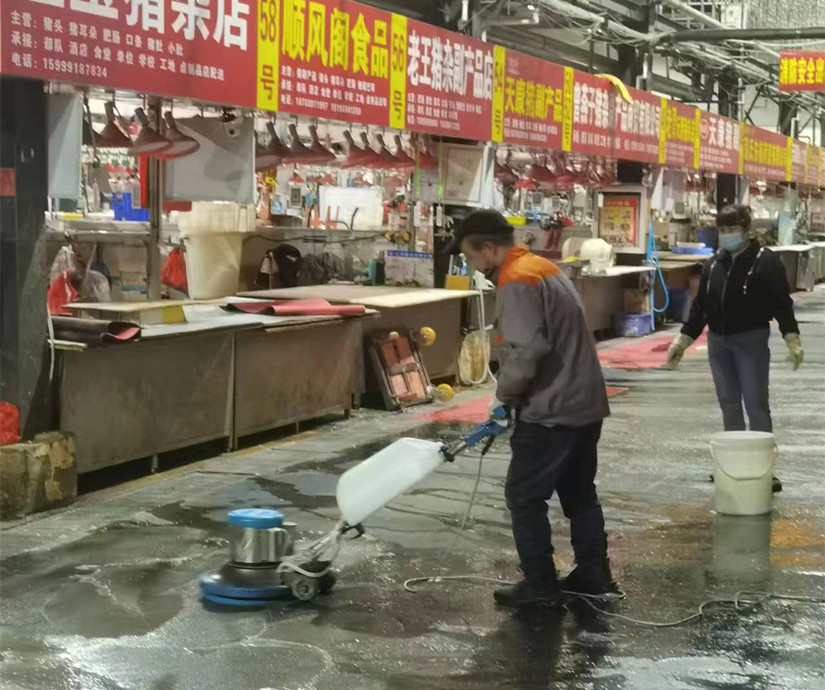 1695809897324044.jpg 圖為:北園春副食市場(chǎng)節(jié)前給豬肉交易大棚消毒清潔衛(wèi)生(三.3)_副本.jpg