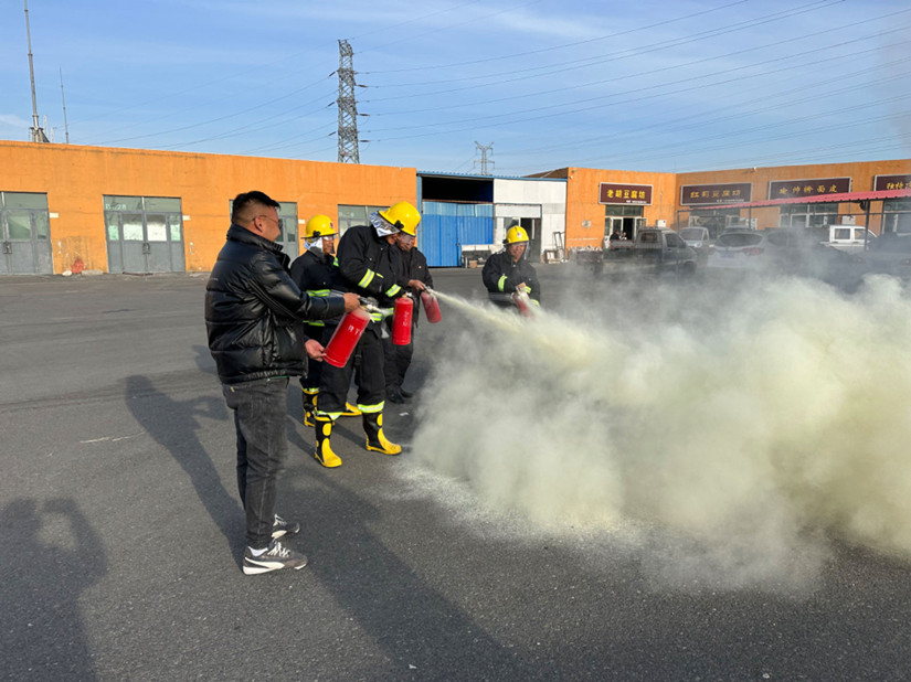 1701406273693637.jpg 圖為:烏蘇北園春市場(chǎng)組織消防實(shí)操演練_副本.jpg